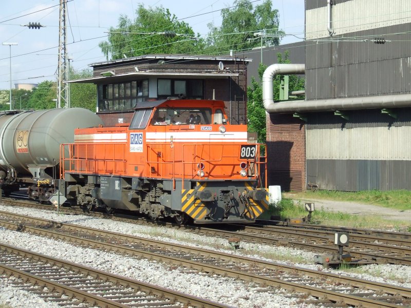 RBH 803 (SFT G1206 Bj.1998) durchfhrt das BW Gladbeck mit einem Kesselwagenzug in richtung DB Bahnhof Gladbeck West. 3.5.07