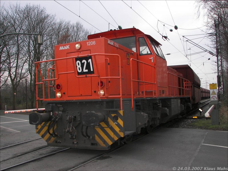 RBH 821 ( MaK G1206) am BÜ Recklinghausen-Hochlarmark. 24.03.2007