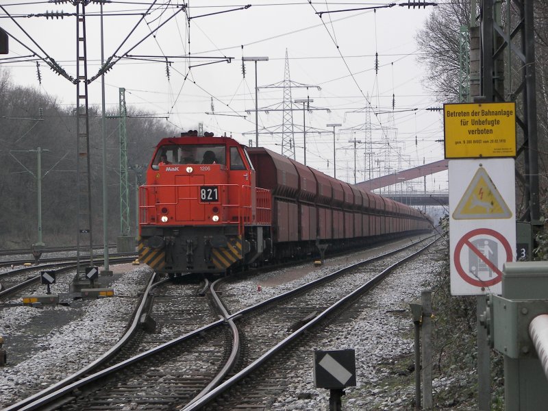 RBH 821 steht in Recklinghausen-Hochlarmark mit einen Kohlenzug. 24.03.2007