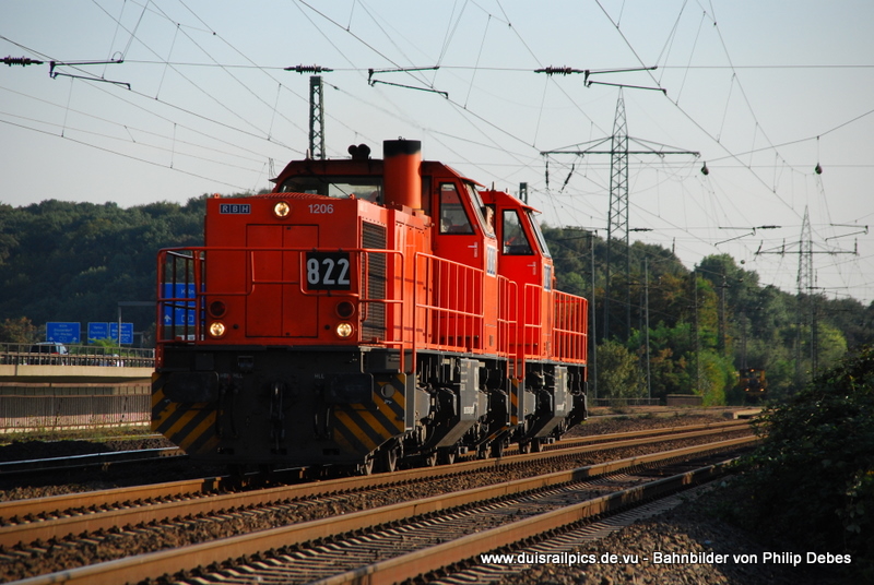 RBH 822 fhrt am 7. September 2009 um 17:49 Uhr zusammen mit 8xx durch Duisburg Obermeiderich
