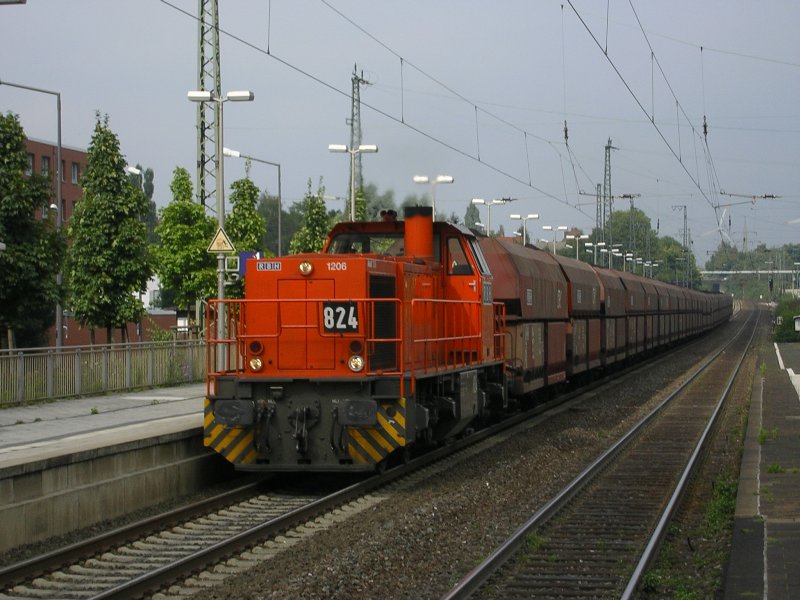 RBH 824 mit der ehemaligen RAG-Lackierung mit Kohlenwagen von Marl-Sinsen,Durchfahrt in Recklinghausen nach Gelsenkirchen.
(26.08.2008) 