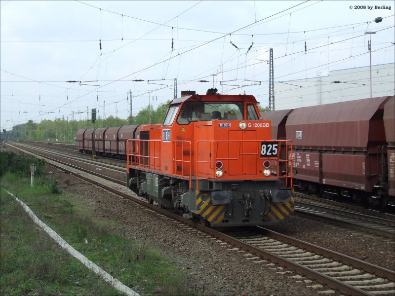 RBH 825 ( Bj.2006 angemietet von MRCE) rollt langsam in Bf Recklinghausen Sd. 25.4.08