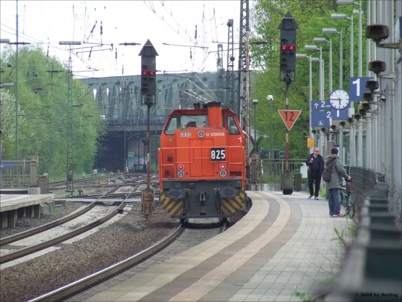 RBH 825 wartet im Bf Recklingahausen Sd auf einfahrt in den Bergeumschlag Hochlarmark. 25.4.08