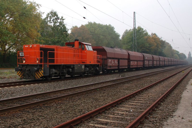RBH 833 (vormals RAG) - Diesellok des Typs MaK G1206 - mit voll beladenem Kohlewagenzug in Fahrtrichtung Datteln, hier gesehen in Recklinghausen Suderwich am 09.10.2007.