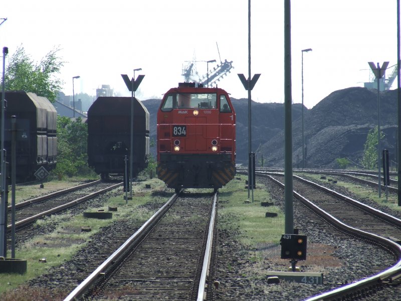 RBH 834 (Mak G1206/Bauj. 2004/angemietet von MRCE) wartet auf der  Kohleinsel  im Duisburger Hafen auf ihre nchste Leistung. 26.4.07