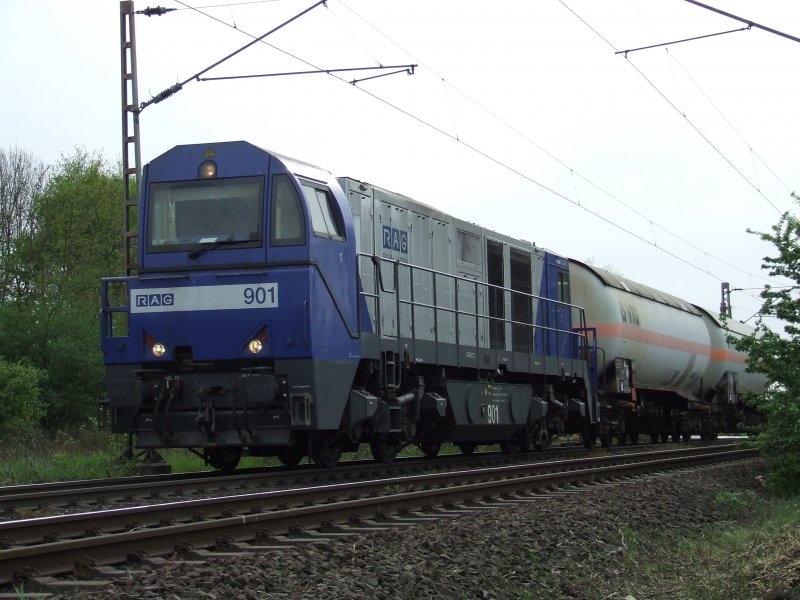 RBH 901 (Mak G2000/Bauj. 2001/angemietet von ATC) passiert den B Gelsenkirchen Bismarck in richtung Wanne-Eickel. 17.4.07 