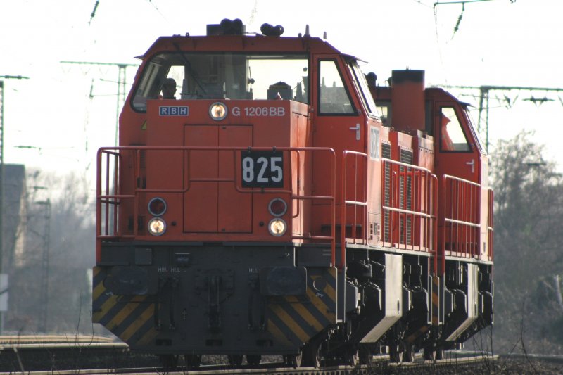 RBH Lok 825 zusammen mit RBH Lok 822 am 18.3.09 in Duisburg