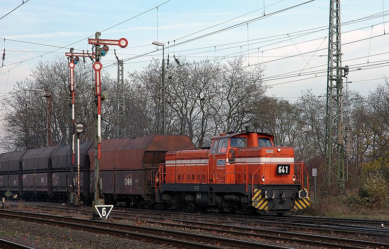 RBH/RAG 641(Henschel)rangiert in Rheinkamp. 02.12.2005