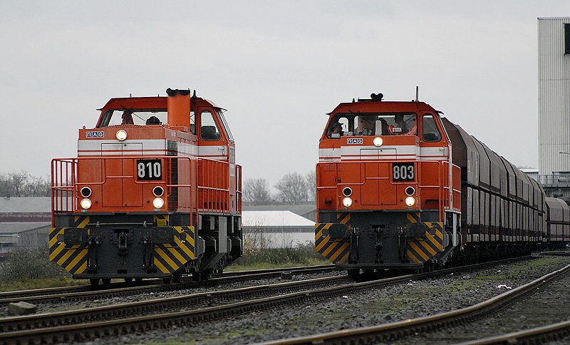RBH/RAG 803 und 810 am Verladepunkt Duisburg Ruhrort.05.12.2006