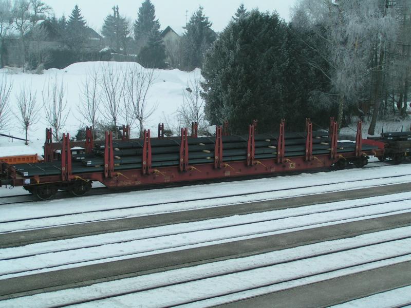 Rbns (8180 350 7518-8) mit IPE-Trgern aus PEINE fr einen Stahlverarbeitungsbetrieb in St.Martin/Innkr. 
(gesichtet am Bhf. RIED i.I. 2006-02-04)