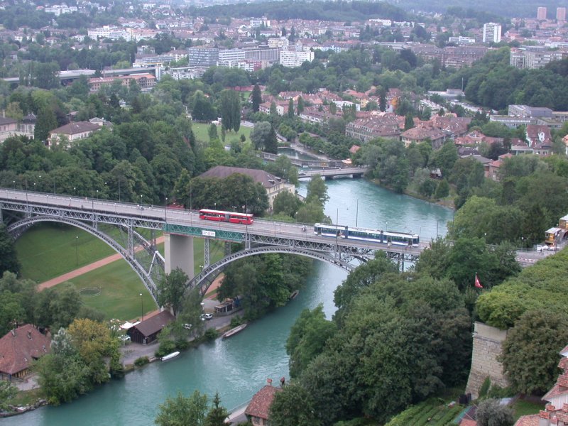 RBS Be 4/8 der Linie G Bern-Zytglogge-Worb auf der Kirchenfeldbrcke ber der Aare in Bern. Augenommen am 17.07.2003 vom Turm des Berner Mnsters. Wegen Bauarbeiten am Casinoplatz war am Ende der Brcke die provisorische Endhaltestelle, darum die offenen Tren.