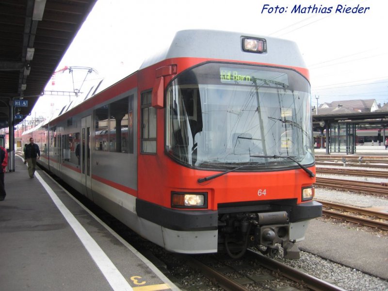 RBS Eilzug in Solothurn kurtz vor der Abfahrt nach Bern am 14.09.08