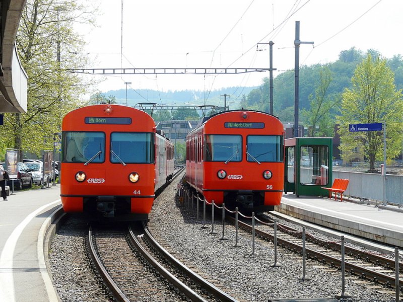 RBS - Gegenlichtaufnahme Triebwagentreff in Bolligen mit dem Be 4/12 44 als Regio nach Bern und dem Be 4/12 56 nach Worb am 01.05.2009