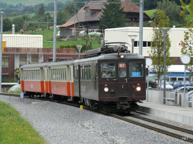RBS - Im Gratis Pendeldienst der RBS zwischen Worblaufen und Bern  anlsslich des Tag der offen Tr am 22.08.2009 ist der Triebwagen Bre 4/4 1 mit den 2 Steuerwagen Bt 221 + Bt 222 im Stundentakt unterwegs Hier bei der Haltestelle Worberboden