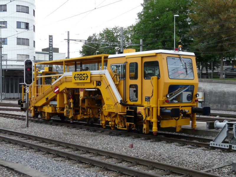 RBS - Stopfmaschine XTm 1/2 152 im Bahnhof von Woblaufen am 22.08.2009