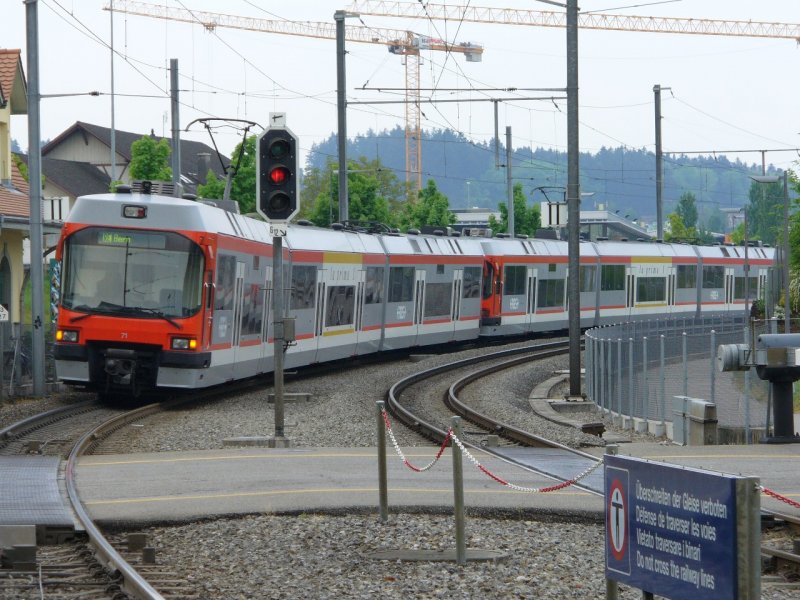 RBS - Triebwagen ABe 4/12 71 + ABe 4/12 68 bei der Ausfahrt im Bahnhof von Schnbhl am 30.04.2007