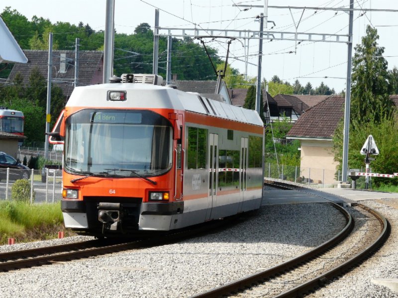 RBS - Triebwagen ABe 4/12 64 bei der ausfahrt aus dem Bahnhof von Btterkinden am 10.05.2008