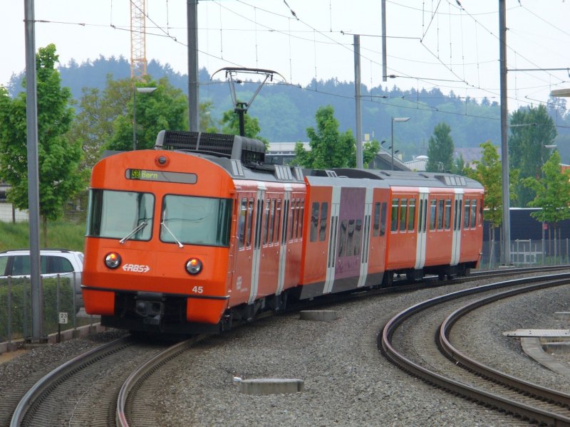 RBS - Triebwagen Be 4/12 45 bei der ausfahrt in Richtung Zollikofen aus dem Bahnhof von Schnbhl am 30.04.2007