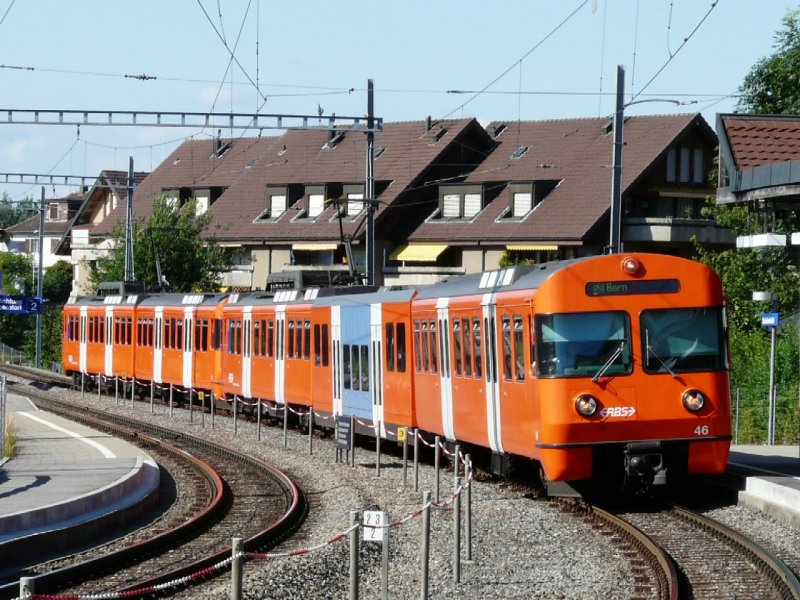 RBS - Triebwagen Be 4/12 46 und Be 4/8 bei der einfahrt in dem Bahnhof Schnbhl am 09.07.2008