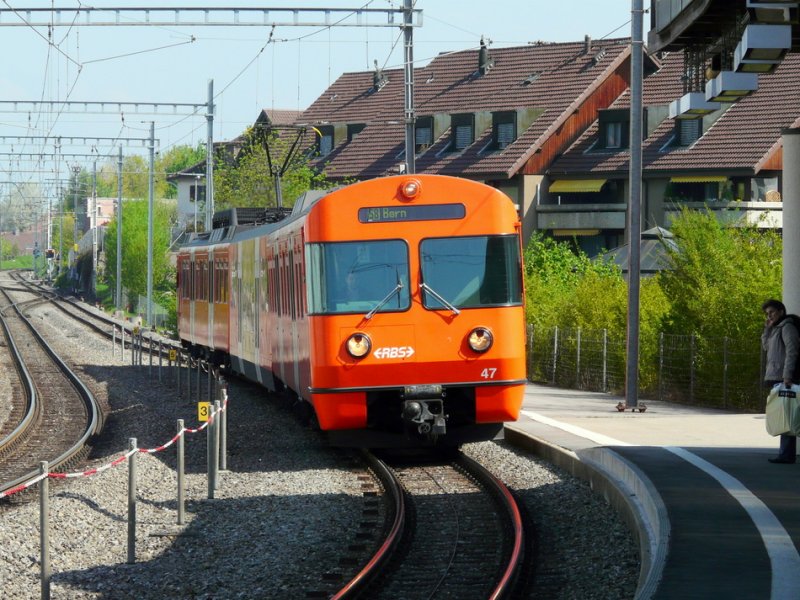 RBS - Triebwagen Be 4/12 47 als Regio nach Bern bei der einfahrt in den Bahnhof von Schnbhl am 01.05.2009