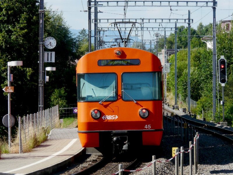 RBS - Triebwagen Be 4/8 45 und Be 4/12 bei der Ausfahrt aus dem Bahnhof Schnbhl am 09.07.2008