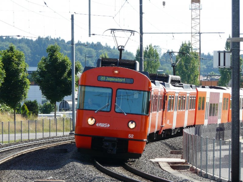 RBS - Triebwagen Be 4/8 52 und Be 4/12 bei der Einfahrt in dem Bahnhof Schnbhl am 09.07.2008