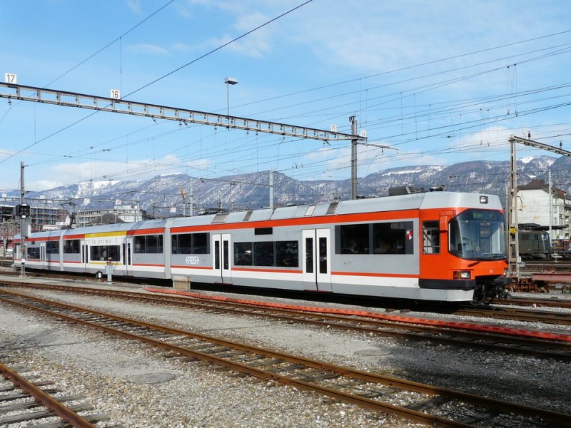 RBS - Triebzug ABe 4/12 70 als Schnellzug von Solothurn nach Bern bei der ausfahrt aus dem Bahnhofsareal von Solothurn am 15.03.2009
