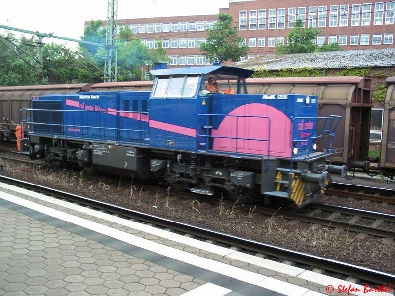 RC 0507, Mak / Vossloh G1206, des Rail Center Btzow mit einem Bauzug fr die Strecke Harburg - Buchholz i.d.N. im Bahnhof Harburg.
Juni 2004