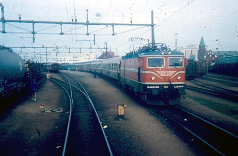 Rc 1398 1988 mit Schnellzug Berlin-Malm (-Stockholm) im Fhrbahnhof Trelleborg. Fr das skandinavische Lichtraumprofil wirkten selbst die alten DR-Schlafwagen klein. Hinweis: eingescanntes Dia