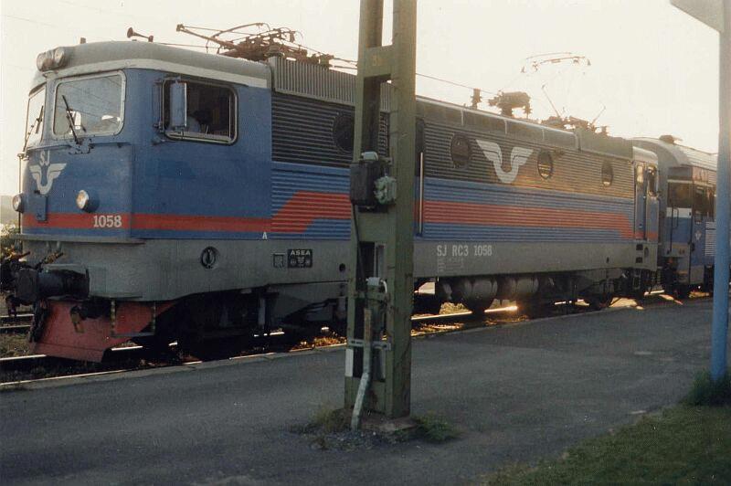 Rc 3 1058 mit Personenzug im August 1996 in Are, Strecke Storlien - stersund.