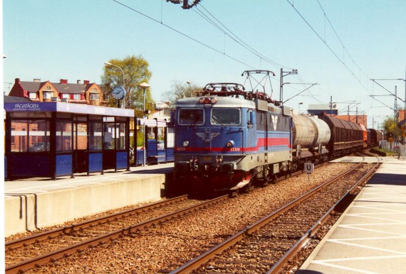 Rc 4 1156 fhrt den Gterzug Ystad - Malm. In Skurup, wo am 09.05.2001 diese Aufnahme entstand, fand die Kreuzung mit dem Regionalzug 1615 nach Ystad statt. Fr das meiste Frachtaufkommen sorgt die Fhre Ystad - Swinemnde.