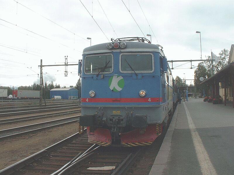 RC 6 Nr.4 mit Personenzug nach Kiruna - Narvik am 07.09.2002 in Lulea.