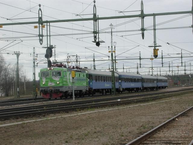 Rc2 Nr. 13 der Tgkompaniet mit dem Personenzug Narvik - Lule am 05.06.2001 in Gllivare.