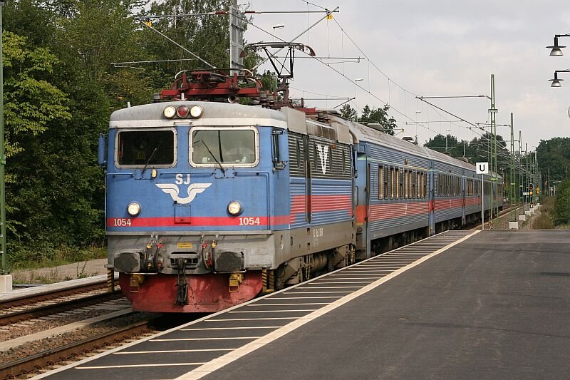 Rc3 1054 fhrt mit IC 665 (Karlstad-Gteborg) am 27.08.2006 in den Bahnhof von xnered ein.