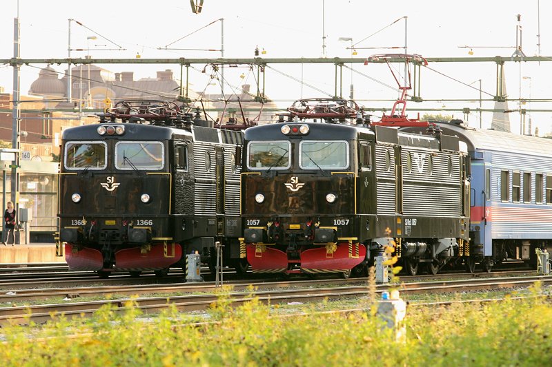 Rc3 1057 und Rc6 1366 warten am 13.08.07 in Hallsberg auf ihren nchsten Einsatz.