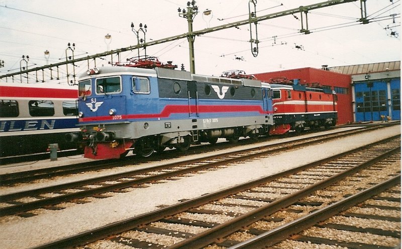 Rc3 1075 und eine Rc4 1270 im Juli 1999 im Depot Malm.