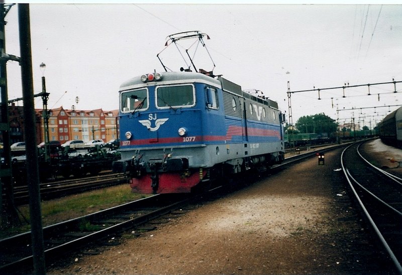Rc3 1077 auf dem Weg zur bernahme ihres Zuges im Juli 1999 in Trelleborg.