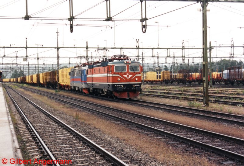 Rc4 1138 und Rc4 1161 vor einem Leerholzzug bei der Einfahrt in nge am 05.08.1999.