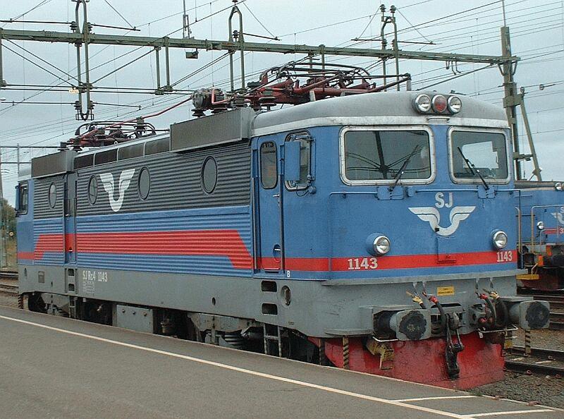 RC4 1143 am 07.09.2002 in Boden C, Strecke Lulea - Kiruna. Die RC4 hat in der Mitte schmale Lfterbnder, an beiden Enden breitere, hervorstehende Ksten.
