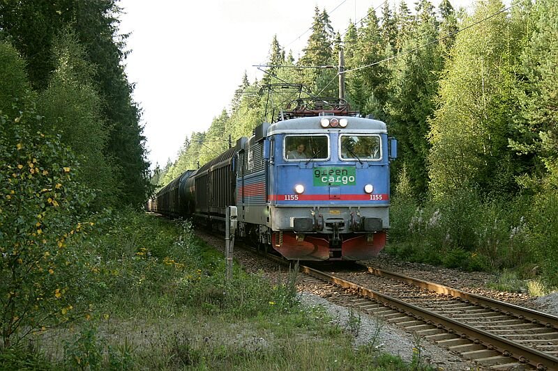 Rc4 1155 hat mit ihrem Gterzug vor wenigen Minuten die norwegische Grenze passiert und rollt nun in flotter Fahrt gen Gteborg. Die Aufnahme entstand am 30.08.2006 bei Ed.