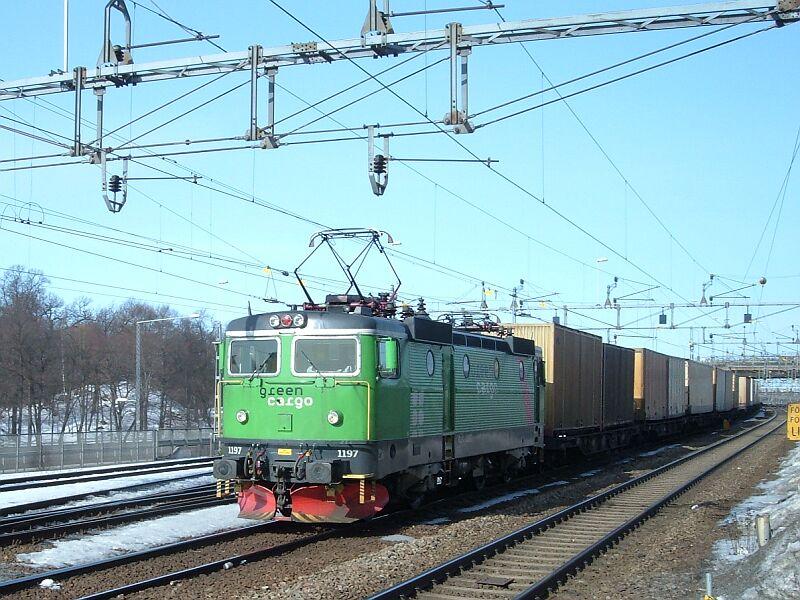 Rc4 1197 Green Cargo fhrt am 21.03.2006 mit Containerzug durch die Pendeltag-Station Karlberg Richtung Stockholm-Central.