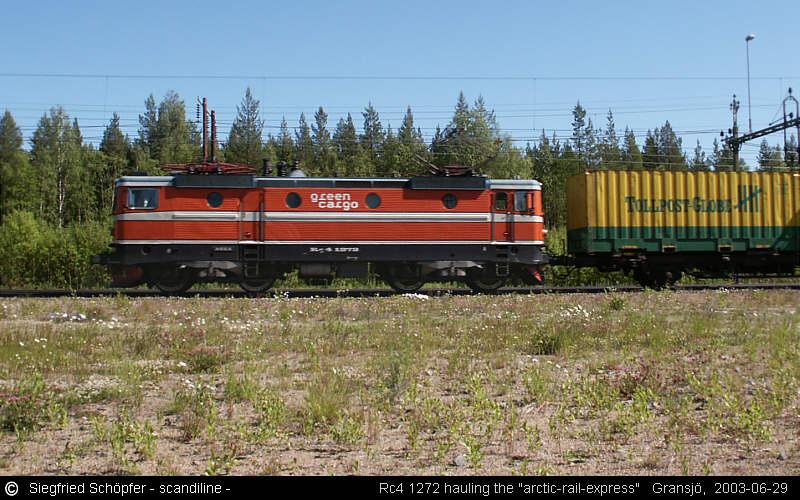 Rc4 1272 fhrt zwar fr GreenCargo, ist aber noch im klassischen orange lackiert. Hier am 29.6.2003 in Gransj auf der Erzbahn unterwegs vor dem ArcticRailExpress nach Narvik