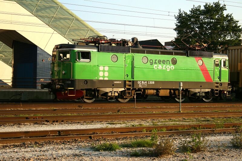 Rc4 1308 durchfhrt am 13.08.2007 mit einem Gterzug den Bahnhof Hallsberg.