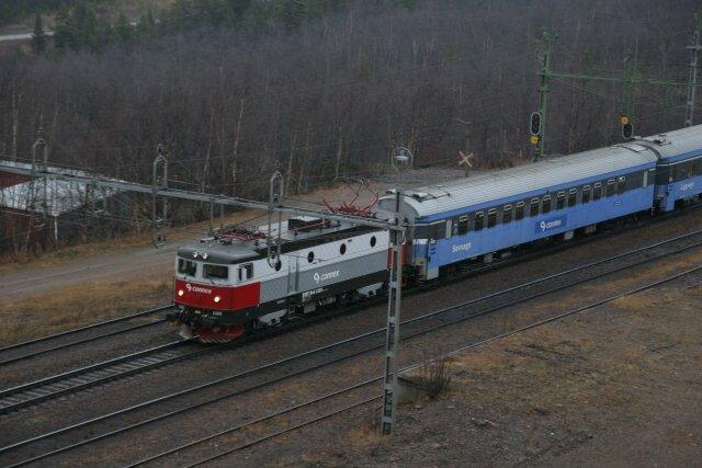 Rc6 1325 mit dem Express Stockholm - Narvik am 02.11.2005 in Tornetrsk.