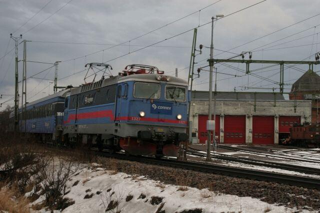 Rc6 1327 mit dem Express Stockholm - Narvik am 31.10.2005 vor dem Lokdepot in Kiruna.