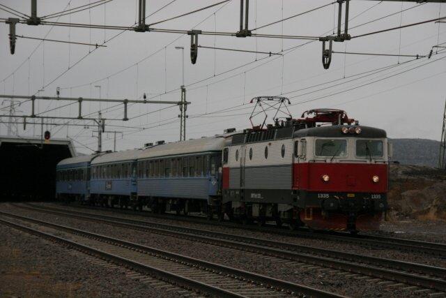 Rc6 1335 mit dem Personenzug Narvik - Lule am 01.11.2005 in Vassijaure.