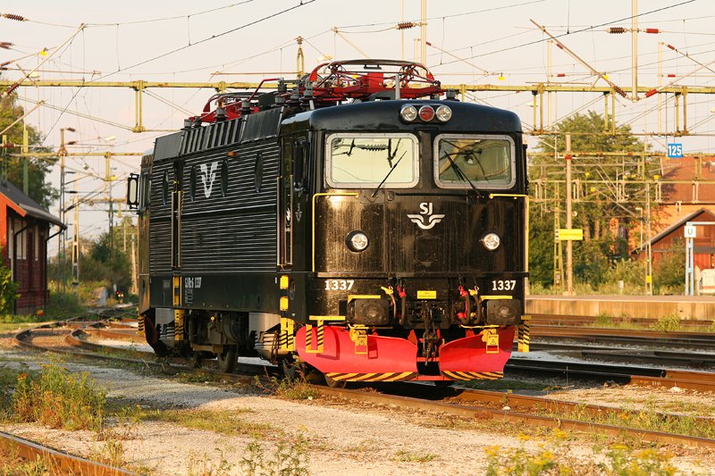 Rc6 1337 wartet am 13.08.07 in Hallsberg auf ihren nchsten Einsatz.