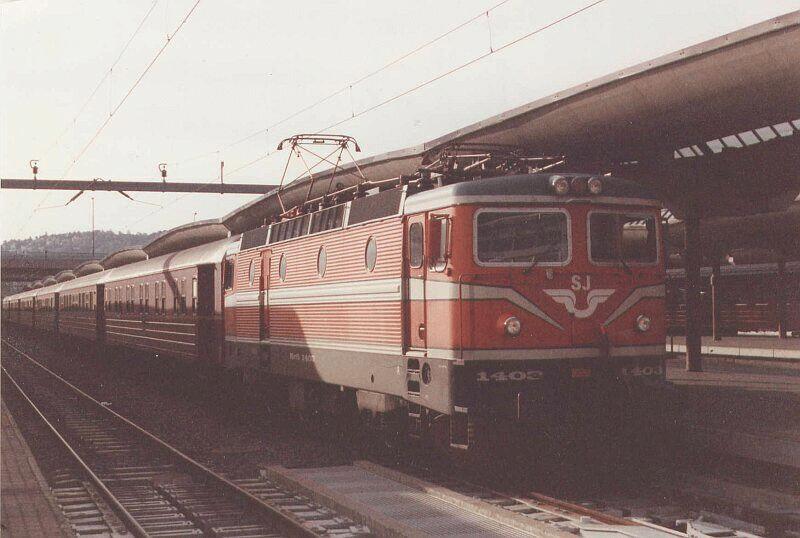 Rc6 1403 am 06.08.1993 mit norwegischen Nachtzug aus Malm morgens in Oslo S.