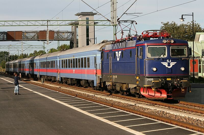 Rc6 1405 hat mit dem IC 675 aus Karlstad soeben xnered erreicht und wird nach kurzem Aufenthalt ihre Fahrt nach Gteborg fortsetzen. 29.08.2006 