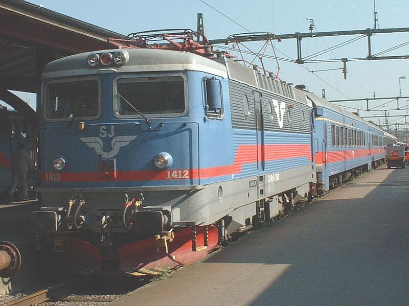 RC6 1412 mit Personenzug am 09.09.2002 im Bahnhof Gteborg C. Die RC6 hat durchgehende, breite Lfterbnder, Lok-Nr. ber 1400.